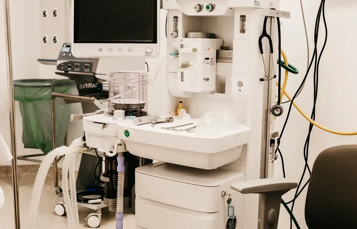 Anaesthesia workstation and patient monitoring equipment in an operating room